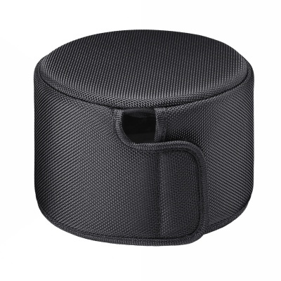 Bolsa cilíndrica preta de tecido com fecho em velcro e textura trama densa