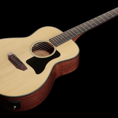 Guitarra acústica de madeira clara com laterais castanhas