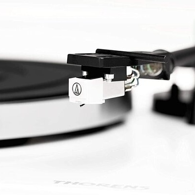 Giradiscos branco e preto com cápsula de leitura branca com logótipo.