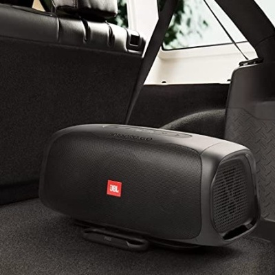 Coluna de som JBL preta no interior traseiro de um carro