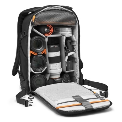 Mochila de fotografia preta aberta com lentes e câmera dentro