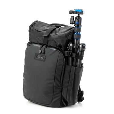 Mochila preta TENBA com tripé preso na lateral