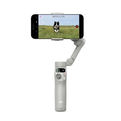 Estabilizador DJI Osmo Mobile cinza com telemóvel a filmar um cão