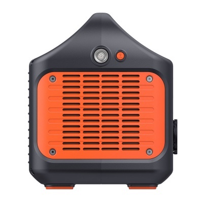 Aparelho portátil preto com grade laranja e botão vermelho