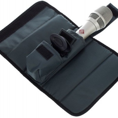 Microfone prateado em bolsa cinza com fecho de velcro