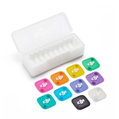 Caixa branca aberta com nove capas coloridas de silicone com logotipo DJI