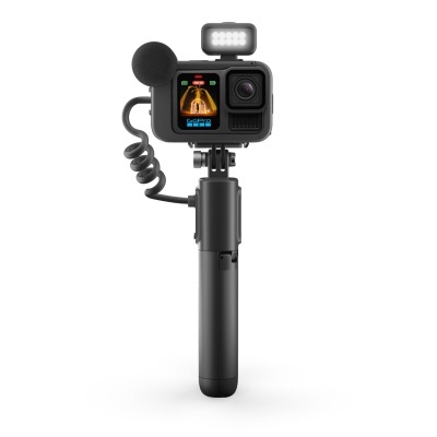 Câmara de ação preta montada em suporte com microfone e luz LED.