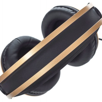 Auscultadores pretos com banda dourada fosca