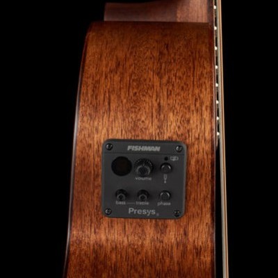 Painel de controlo Fishman Presys numa guitarra acústica em madeira castanha