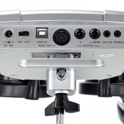 Módulo de bateria eletrónica com múltiplas conexões vistas na parte traseira