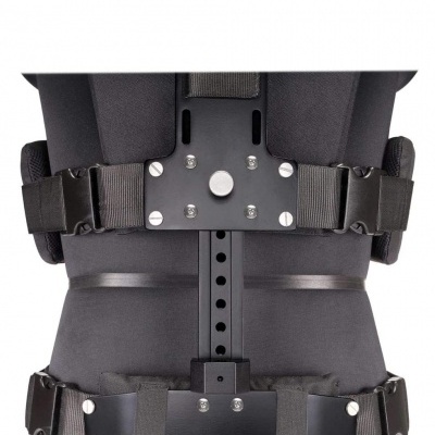 Dispositivo ortopédico preto para as costas com ajuste de altura e fitas