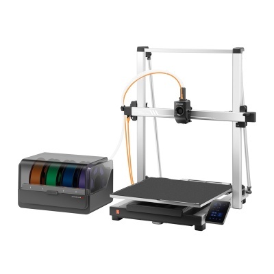 Impressora 3D prateada com dispenser de filamentos coloridos