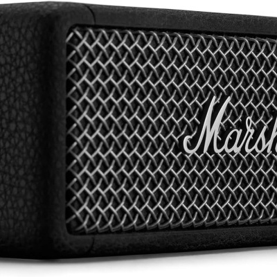 Coluna portátil preta Marshall com grelha metálica prateada e logótipo central