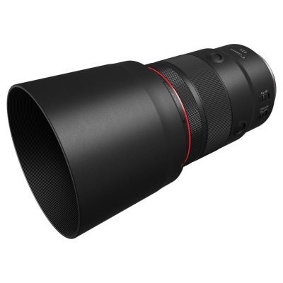 Objetiva fotográfica preta com parassol e anel vermelho