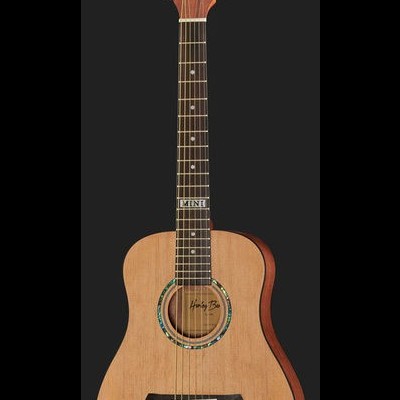 Guitarra acústica pequena com detalhes em madeira clara e escura e texto Harley Benton