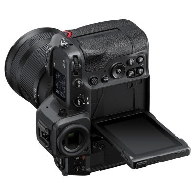 Câmara digital preta com lente grande e ecrã LCD articulado