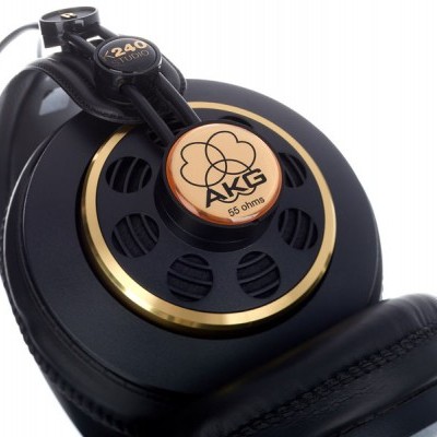 Auriculares AKG 240 Studio preto e dourado com almofadas em couro