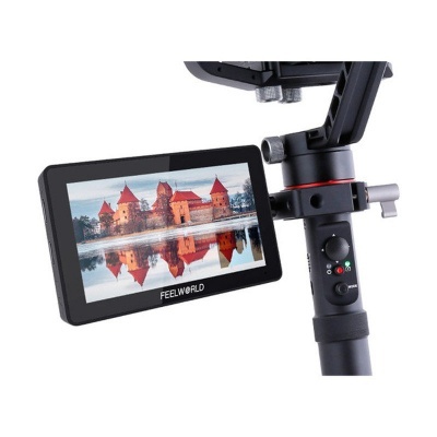 Monitor FEELWORLD em estrutura metálica com ecrã a mostrar castelo reflectido na água