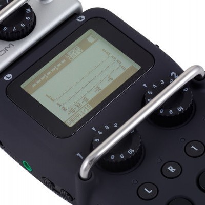 Gravador de áudio portátil preto e prateado com ecrã digital e botões de controlo