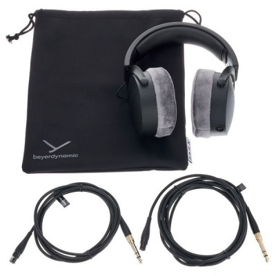 Auscultadores preto com almofadas cinza e acessórios num saco preto beyerdynamic