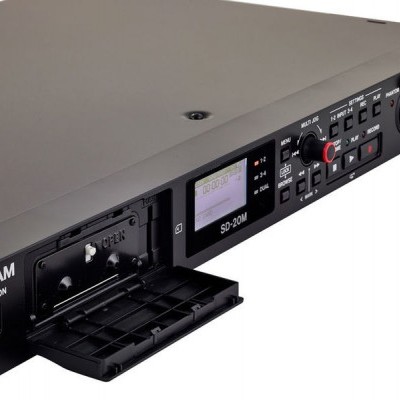 Aparelho TASCAM SD-20M com ecrã digital e compartimento aberto