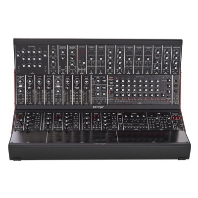 Sintetizador analógico modular preto Behringer com muitos botões e conexões