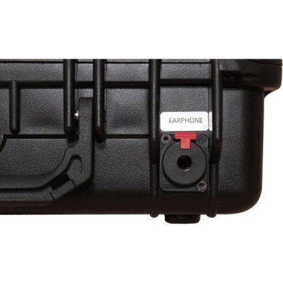 Caixa preta robusta com porta rotulada EARPHONE e tampa vermelha.