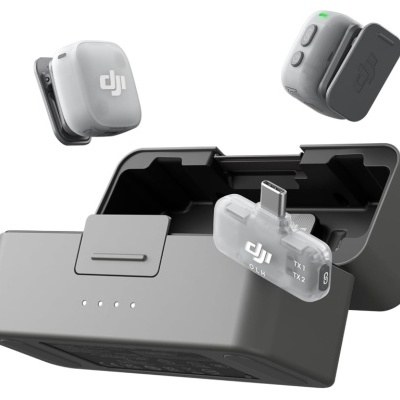 Dispositivos eletrónicos DJI cinzentos e brancos com suporte de carregamento