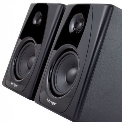Colunas de som Behringer pretas com tweeter e woofer visíveis