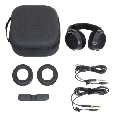 Auscultadores pretos com cabos, almofadas e estojo rígido cinza