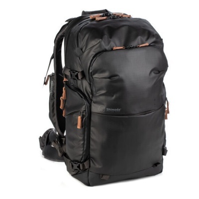 Mochila preta resistente com detalhes castanhos e vários compartimentos