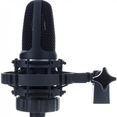 Microfone condensador preto com suporte de choque