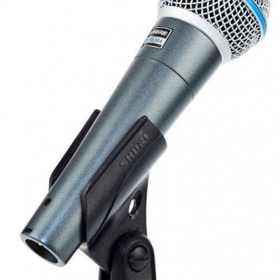 Microfone Shure cinzento com suporte preto