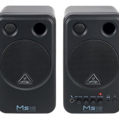 Par de colunas Behringer MS16 Monitor Speaker pretas com botões e grelha frontal