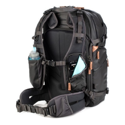 mochila preta com alças acolchoadas e bolsos laterais