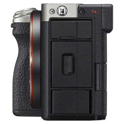 Câmara fotográfica preta com detalhes em prata e laranja vista lateral