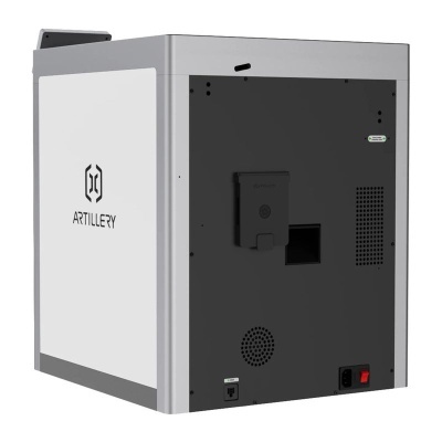 Impressora 3D Artillery branca e preta com logótipo e ventilações na parte traseira