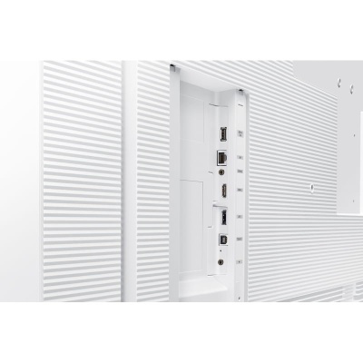 Portas traseiras de um aparelho branco em parede texturizada