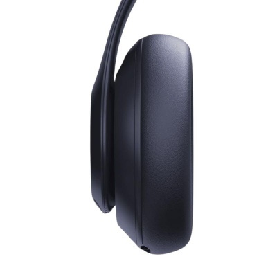 Auscultadores circum-aurais pretos vistos de lado sobre fundo branco