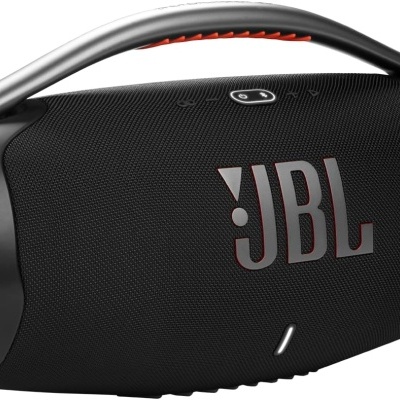 Coluna portátil JBL preta com textura de tecido e pega metálica
