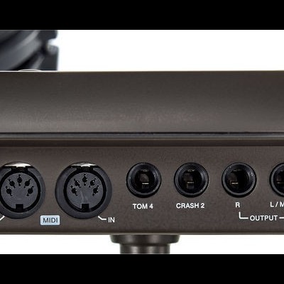 Parte traseira de um dispositivo eletrônico com várias portas USB, MIDI e áudio