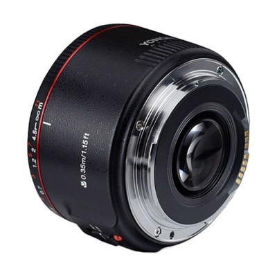 Lente de câmara preta com detalhes em vermelho e prata sobre fundo branco