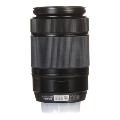 Objetiva fotográfica preta da Fujifilm com etiquetas e textura canelada