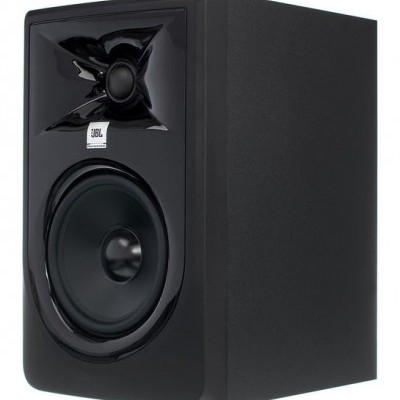 Coluna de som preta JBL com tweeter quadrado e woofer redondo