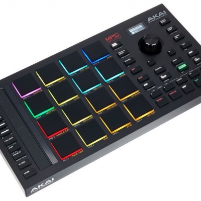 Controlador MIDI AKAI MPD218 com pads iluminados coloridos