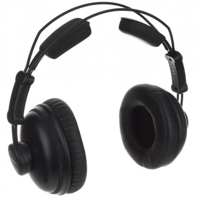 Ausculadores pretos com almofadas almofadadas em couro sintético e estrutura metálica fina