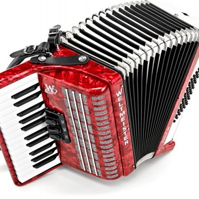 Acordeão vermelho marmoreado com teclas e botões e texto WELTMEISTER