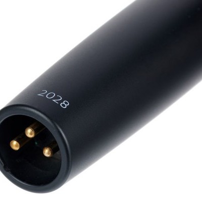 Conector elétrico preto cilíndrico com três pinos dourados e número 2028