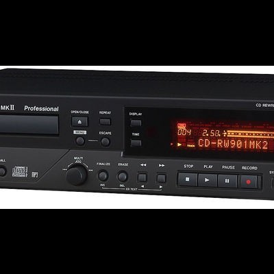 Leitor gravador de CD profissional TASCAM preto com visor digital e botões