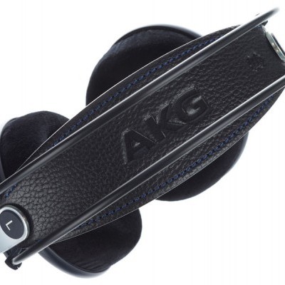 Headphones over-ear AKG com almofadas pretas e faixa de cabeça de couro preto